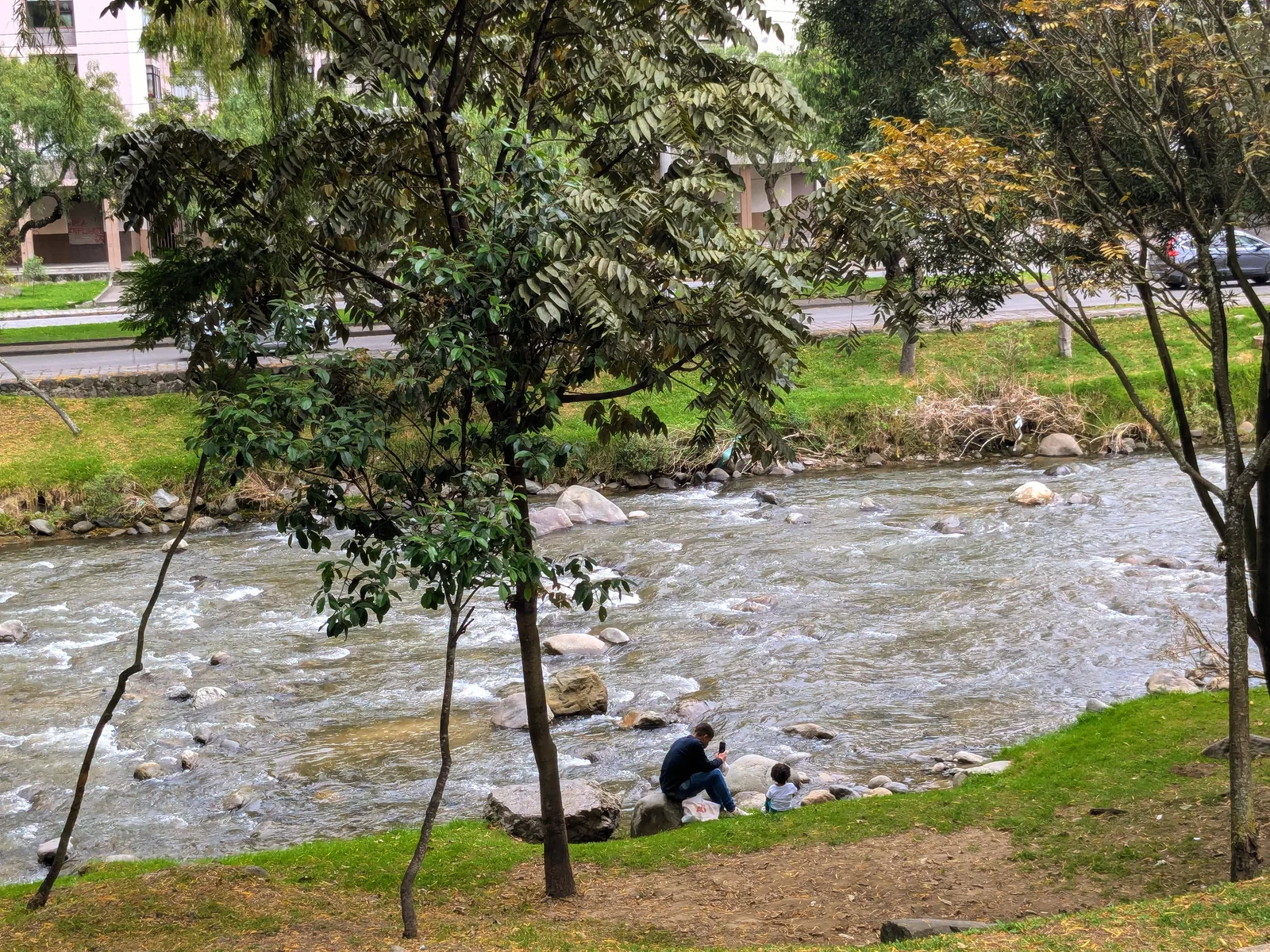 Río Tomebamba desde el Paseo 3 de Noviembre